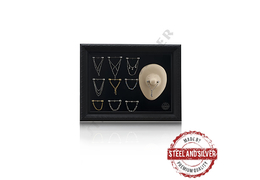 Дисплей для украшений для груди Steel and Silver в рамке